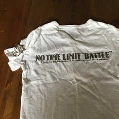 ワッペン付きプリントTシャツの画像