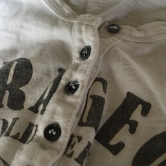 ワッペン付きプリントTシャツの画像