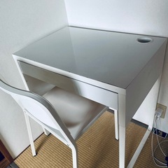 テーブルと椅子の画像