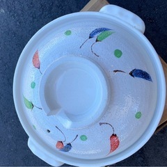 未使用品　陶器　野菜デザインの中型土鍋　の画像