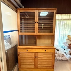 木製 食器棚の画像