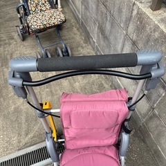 シルバーカー　ピンク　
歩行補助車の画像