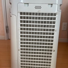 美品 加湿空気清浄機 シャープ KC-H50-W
の画像