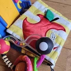知育玩具、ラトル、布絵本の画像