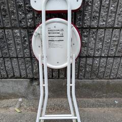 赤色の折りたたみチェアの画像