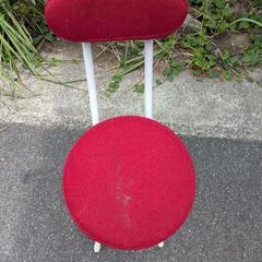 赤色の折りたたみチェアの画像