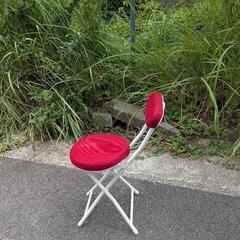 赤色の折りたたみチェアの画像