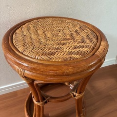 ラタン丸椅子の画像