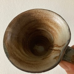 焼きものコップと皿の画像