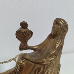 月末まで出品　無料　アラブ首長国連邦土産　ドバイ　金属製　置物　ラクダに乗った鷹匠の画像