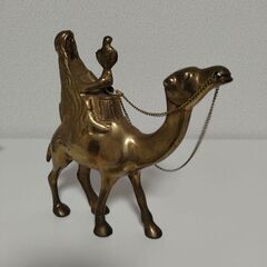 月末まで出品　無料　アラブ首長国連邦土産　ドバイ　金属製　置物　ラクダに乗った鷹匠の画像