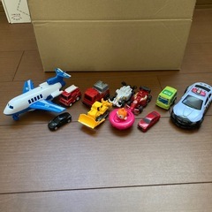 トミカなど乗り物おもちゃの画像