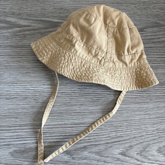 【美品💖】h&m ベビー帽子　紐付き　6ヶ月から9ヶ月　の画像
