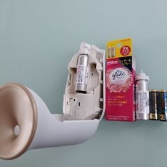 Johnsonジョンソングレード　消臭センサースプレー　本体＋カートリッジ未使用1本、使いかけ1本　ロマンティックフローラルの香り（単3電池付き）の画像