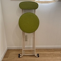 折りたたみ椅子の画像