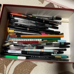 大量のペン　鉛筆　その他の画像