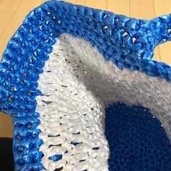 ハンドメイド トートバッグ スズランテープ ビニール紐 青と白の画像