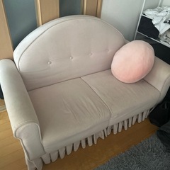 フリル付きソファの画像