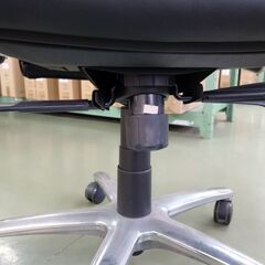 オカムラ エグゼクティブチェア デスクチェア 本革 キャスター 椅子 ワークチェア CE56SX 回転式 昇降式 okamura 管理番号YN245の画像