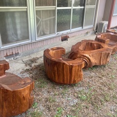 木製机と椅子4脚の画像