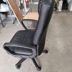 ビジネスチェア 黒 肘掛けあり 合皮 高さ108cm 幅62cm 奥行47cm 座面までの高さ42cmの画像