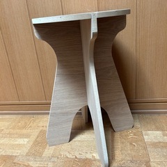 木製丸イスの画像