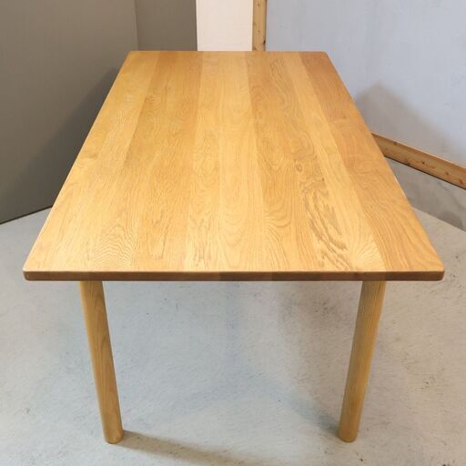 IDEE(イデー)のDIMANCHE(ディモンシュ) オーク材 ダイニングテーブルです。直線的なシンプルなフォルム、明るい色合いとナチ