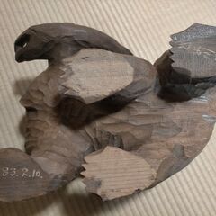 木彫りの熊と鮭の置物の画像
