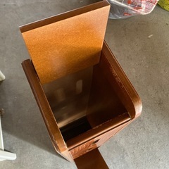 トイレットペーパー収納棚の画像