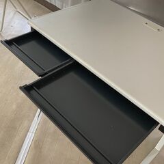 無料【引き取り日：8/29（金）昼まで】　事務用平机の画像