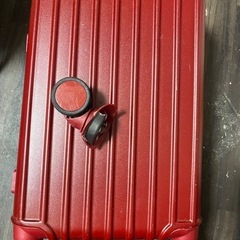 脚が1本欠けている小型スーツケースの画像
