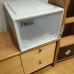 衣装ケース、本棚、棚の画像