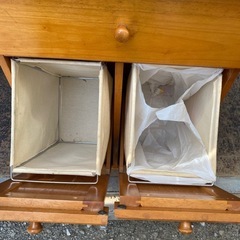 ゴミ箱付き収納家具の画像