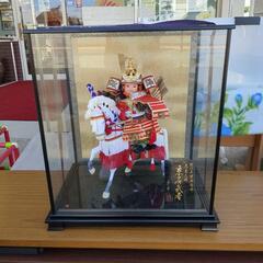 【無料商品】 五月人形 馬乗り武者  京若武者 ガラスケース入り【こちらは店舗です。浜村鹿野温泉ICから3分 買取本舗 宮本リサイクル 営業時間9～19時 定休日水曜のみ←連絡できませんm(_ _)m】の画像