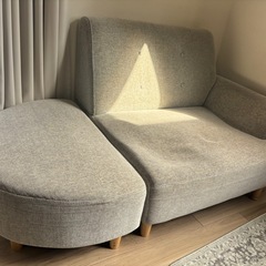 オットマン付きソファーの画像