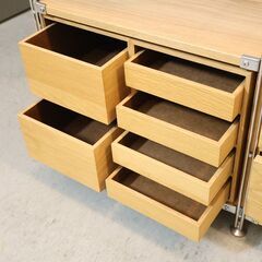 無印良品(MUJI)のワードローブバー付 オーク材 ステンレスユニットシェルフ2列。引出し付きで収納力もあるので、1人暮らしの方にもおススメ♪自由にカスタマイズできる人気のラックです！！の画像