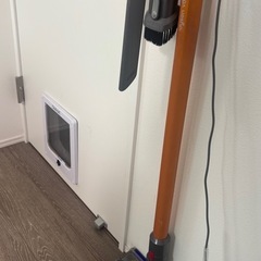 受渡し確定済み　ダイソンv8 壁付け充電ベース付き　※バッテリー交換必須の画像