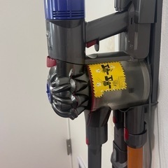 受渡し確定済み　ダイソンv8 壁付け充電ベース付き　※バッテリー交換必須の画像