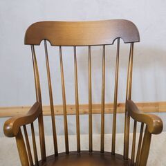 キツツキマークで親しまれている飛騨産業(HIDA)の穂高 オーク材 ロッキングチェアーです。力強い杢目とレトロなフォルムが魅力的なアンティーク調の揺り椅子です。空間に自然に溶け込んでくれます♪ の画像