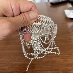 腕に付けるアクセサリーの画像