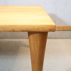 飛騨高山の家具メーカー キツツキマークの飛騨産業(HIDA)。森のことばシリーズのオーク無垢材(節入り)ダイニングテーブル。天然木らしい節が主役のシンプルなデザインの食卓です♪の画像