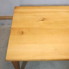 飛騨高山の家具メーカー キツツキマークの飛騨産業(HIDA)。森のことばシリーズのオーク無垢材(節入り)ダイニングテーブル。天然木らしい節が主役のシンプルなデザインの食卓です♪の画像