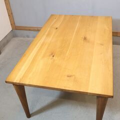 飛騨高山の家具メーカー キツツキマークの飛騨産業(HIDA)。森のことばシリーズのオーク無垢材(節入り)ダイニングテーブル。天然木らしい節が主役のシンプルなデザインの食卓です♪の画像