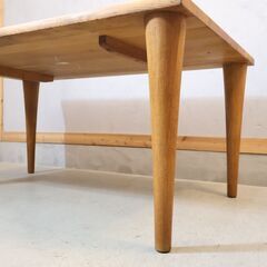 飛騨高山の家具メーカー キツツキマークの飛騨産業(HIDA)。森のことばシリーズのオーク無垢材(節入り)ダイニングテーブル。天然木らしい節が主役のシンプルなデザインの食卓です♪の画像