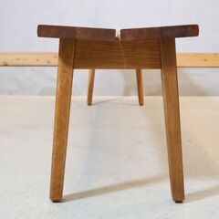 飛騨高山の家具メーカー キツツキマークの飛騨産業(HIDA)。森のことばシリーズのオーク無垢材(節入り) ダイニングベンチ。ナチュラルな質感が魅力的な2人掛けベンチ！の画像