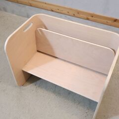 IDC大塚家具で取扱いのHOPPL(ホップル) コロコロデスク＆チェア 3点セット/ビーチ材。成長に合わせコロがして使える、角の無い丸みを帯びたフォルムが魅力のプライウッド キッズテーブルとスツール♪の画像