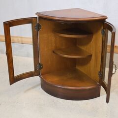 Karimoku(カリモク家具)の人気シリーズCOLONIAL(コロニアル)のコーナーボードです。アメリカンカントリースタイルのクラシカルなキャビネットはお部屋を上品な空間に♪コンパクトな収納家具。の画像