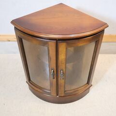 Karimoku(カリモク家具)の人気シリーズCOLONIAL(コロニアル)のコーナーボードです。アメリカンカントリースタイルのクラシカルなキャビネットはお部屋を上品な空間に♪コンパクトな収納家具。の画像