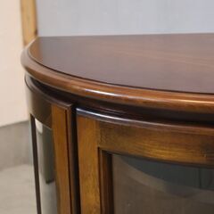 Karimoku(カリモク家具)の人気シリーズCOLONIAL(コロニアル)のコーナーボードです。アメリカンカントリースタイルのクラシカルなキャビネットはお部屋を上品な空間に♪コンパクトな収納家具。の画像
