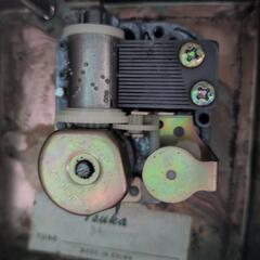 蓄音機型のブリキ製オルゴールの画像